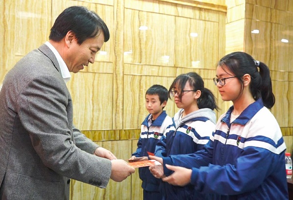 中國華融黨委副書記、監(jiān)事長胡建忠一行赴四川宣漢縣調(diào)研督導(dǎo)扶貧工作